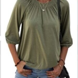 Loose and Stylish Women’s Top with Three-quarter Sleeves and Round Neckline, Perfect for Any Occasion